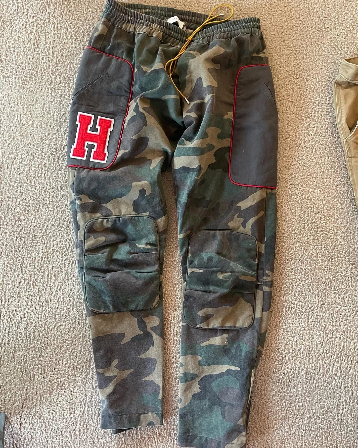 Camouflage trousers / letter patch