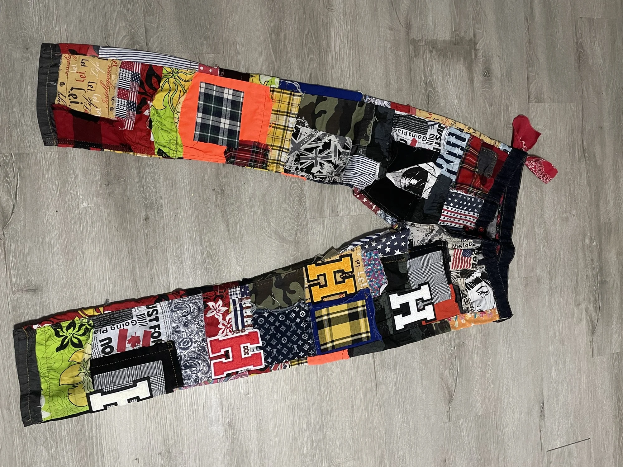 Patchwork trousers / color and fabric